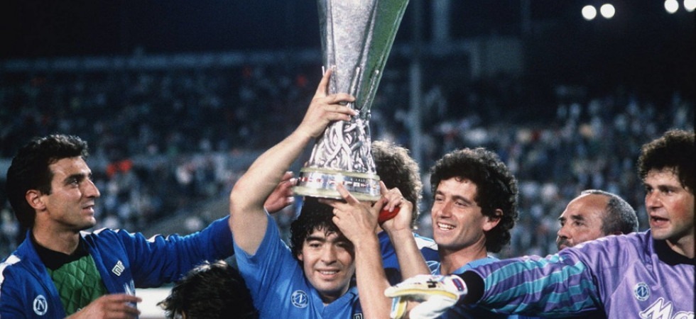 Il Napoli e capitan Diego Armando Maradona festeggiano la conquista della Coppa Uefa il 17 maggio 1989